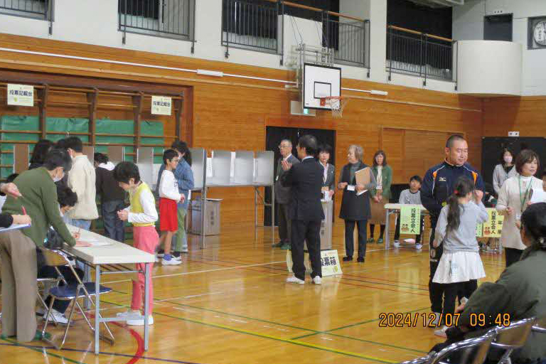 模擬選挙をしている様子の写真